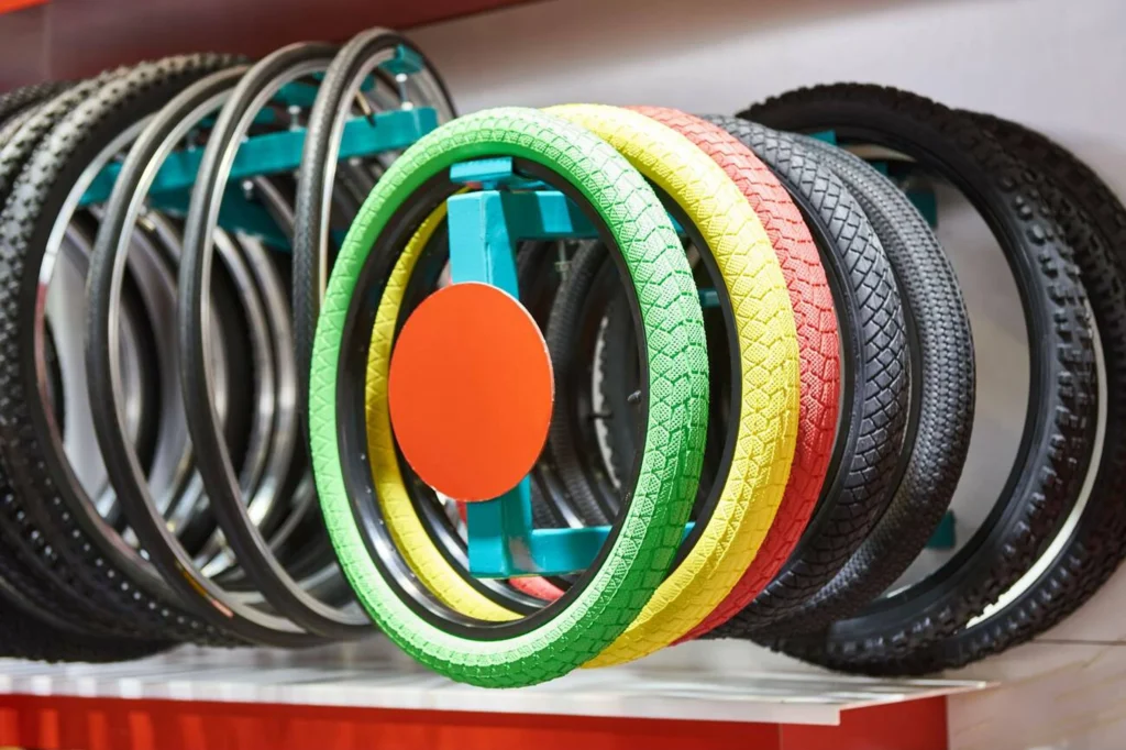 llantas para bici en soporte con diferentes colores y diseños Llantas para bicicleta Pedaleando Guía práctica