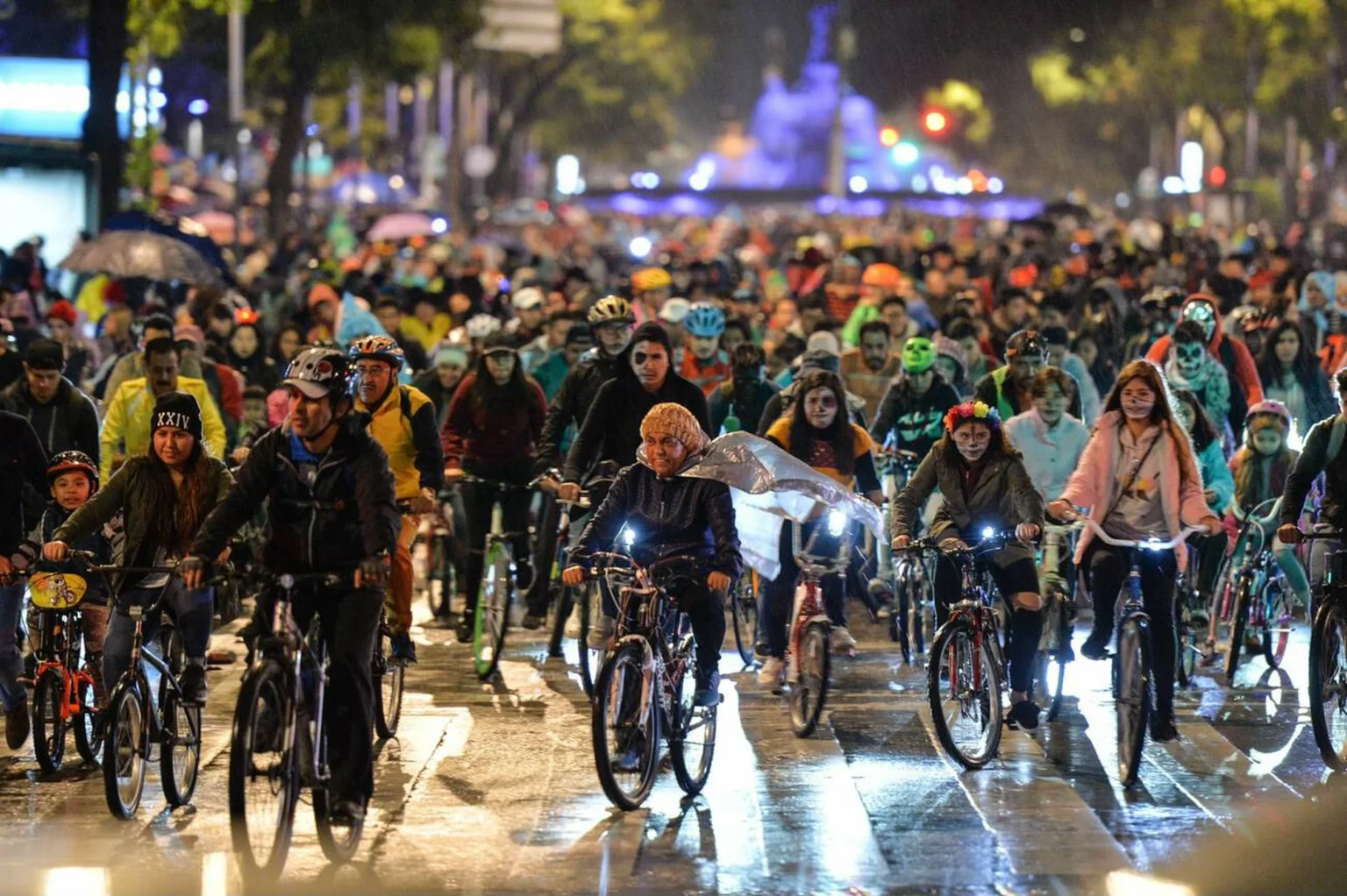 Paseo nocturno Paseos nocturnos Paseos nocturnos en bicicleta