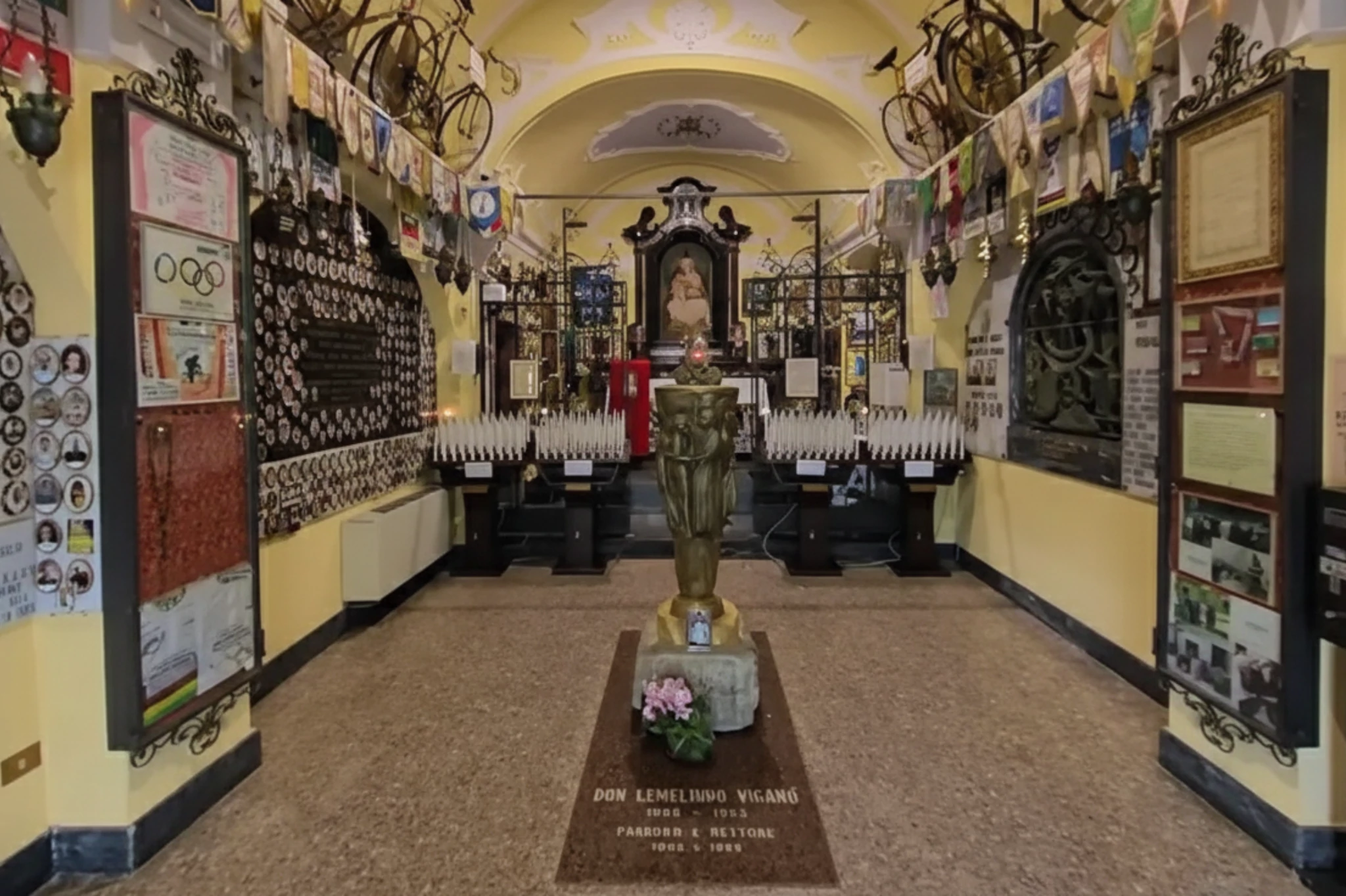 iglesia del ciclismo dónde está historia de la iglesia del ciclismo en Italia santuario de la Madonna del Ghisallo significado patrona de los ciclistas Italia museo del ciclismo en el Ghisallo por qué se llama iglesia del ciclismo bicicletas famosas en la iglesia del Ghisallo cómo llegar al santuario del Ghisallo qué ver en la iglesia del ciclismo iglesia del ciclismo Lago de Como